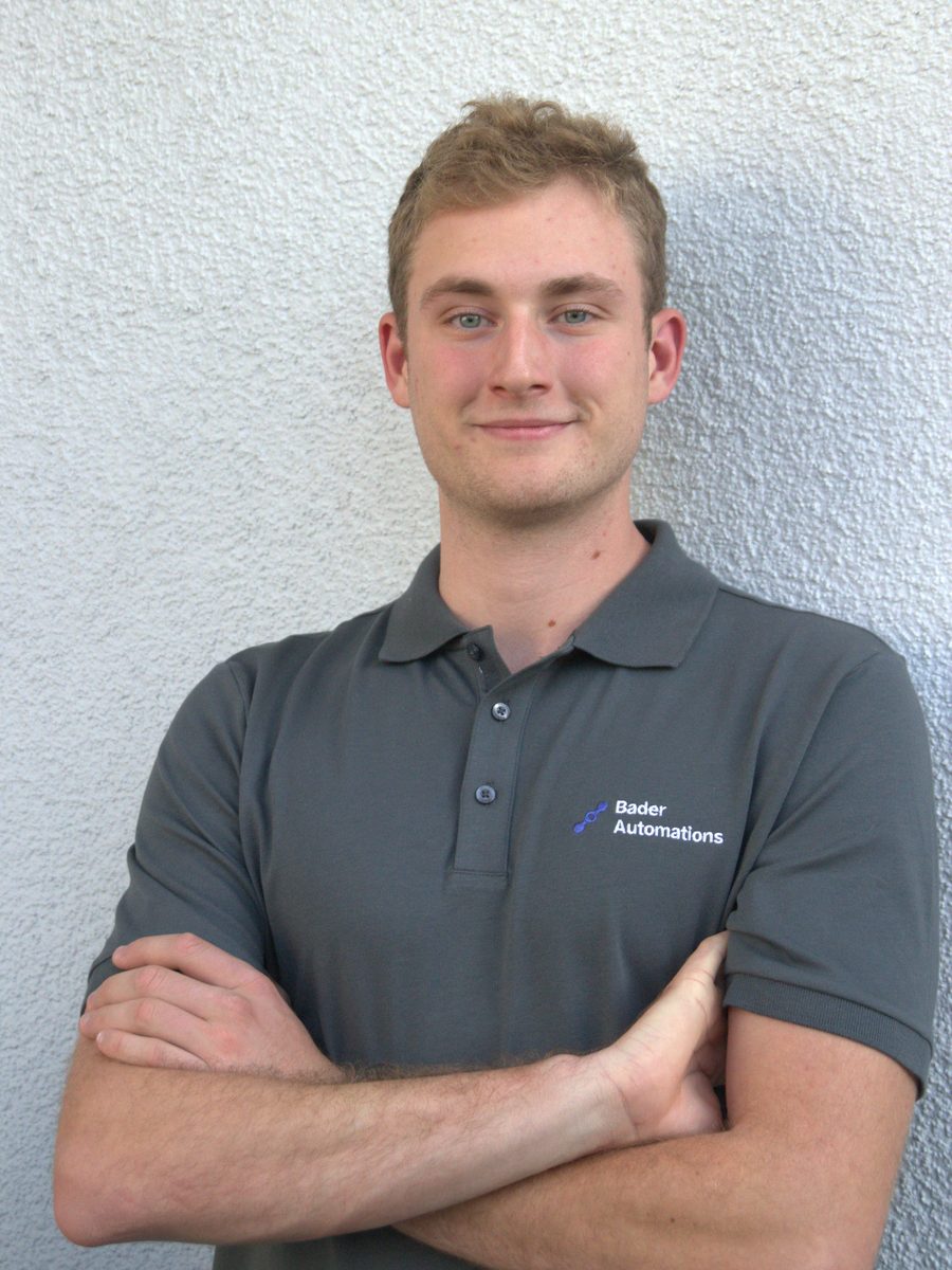 Luca Bader im Bader-Automations-Polo vor einer hellen Hauswand